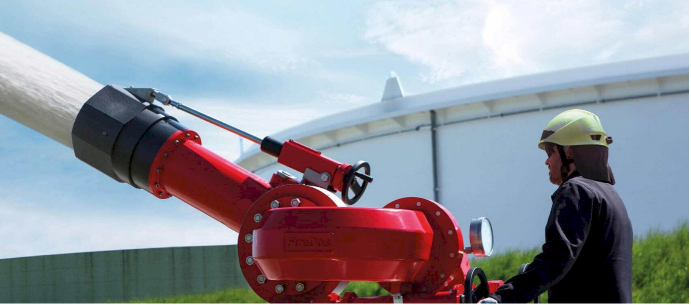 Use of foam for firefighting in tank farms of the oil and petrochemical industry